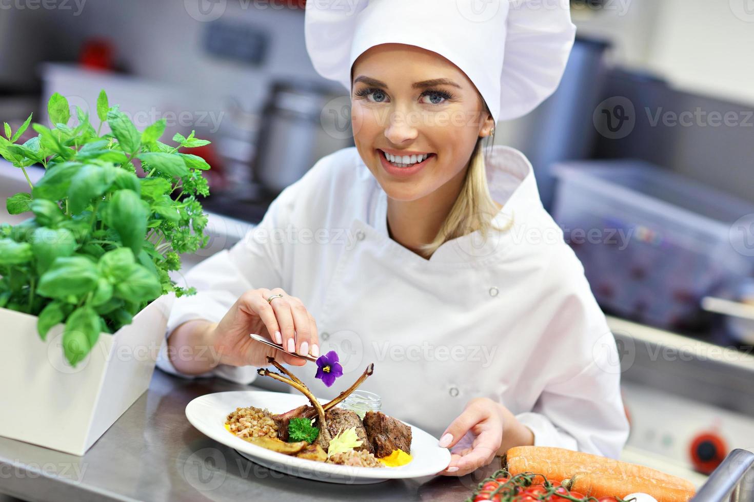 chef ocupado trabalhando na cozinha do restaurante foto