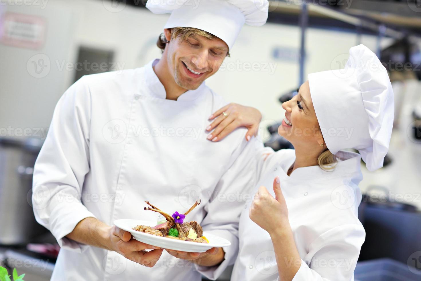 chefs ocupados trabalhando na cozinha do restaurante foto