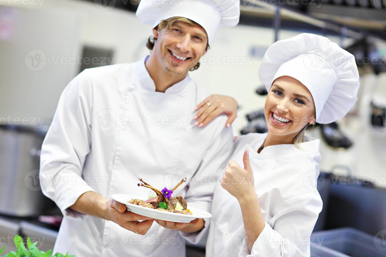 chefs ocupados trabalhando na cozinha do restaurante foto