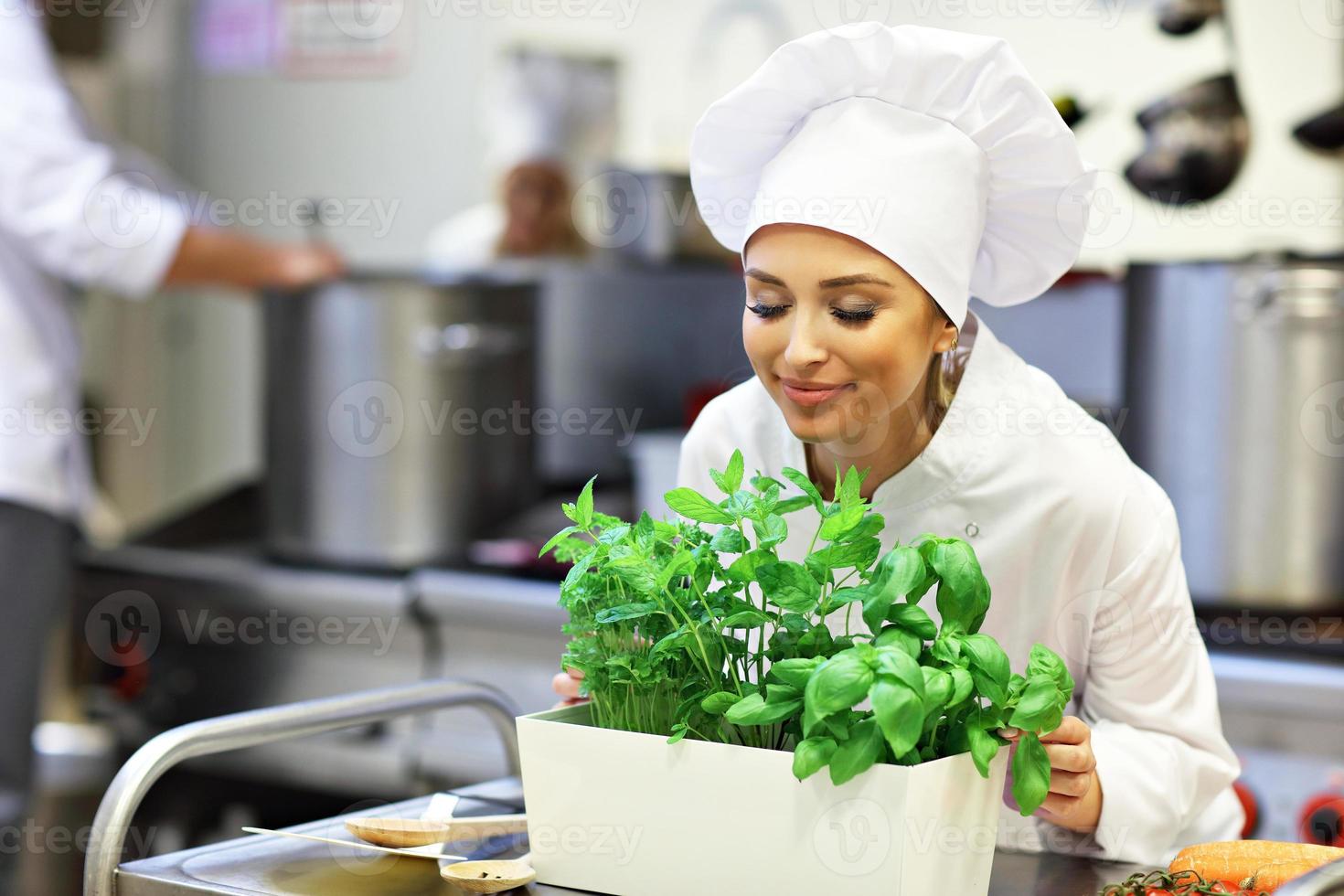 chef ocupado trabalhando na cozinha do restaurante foto