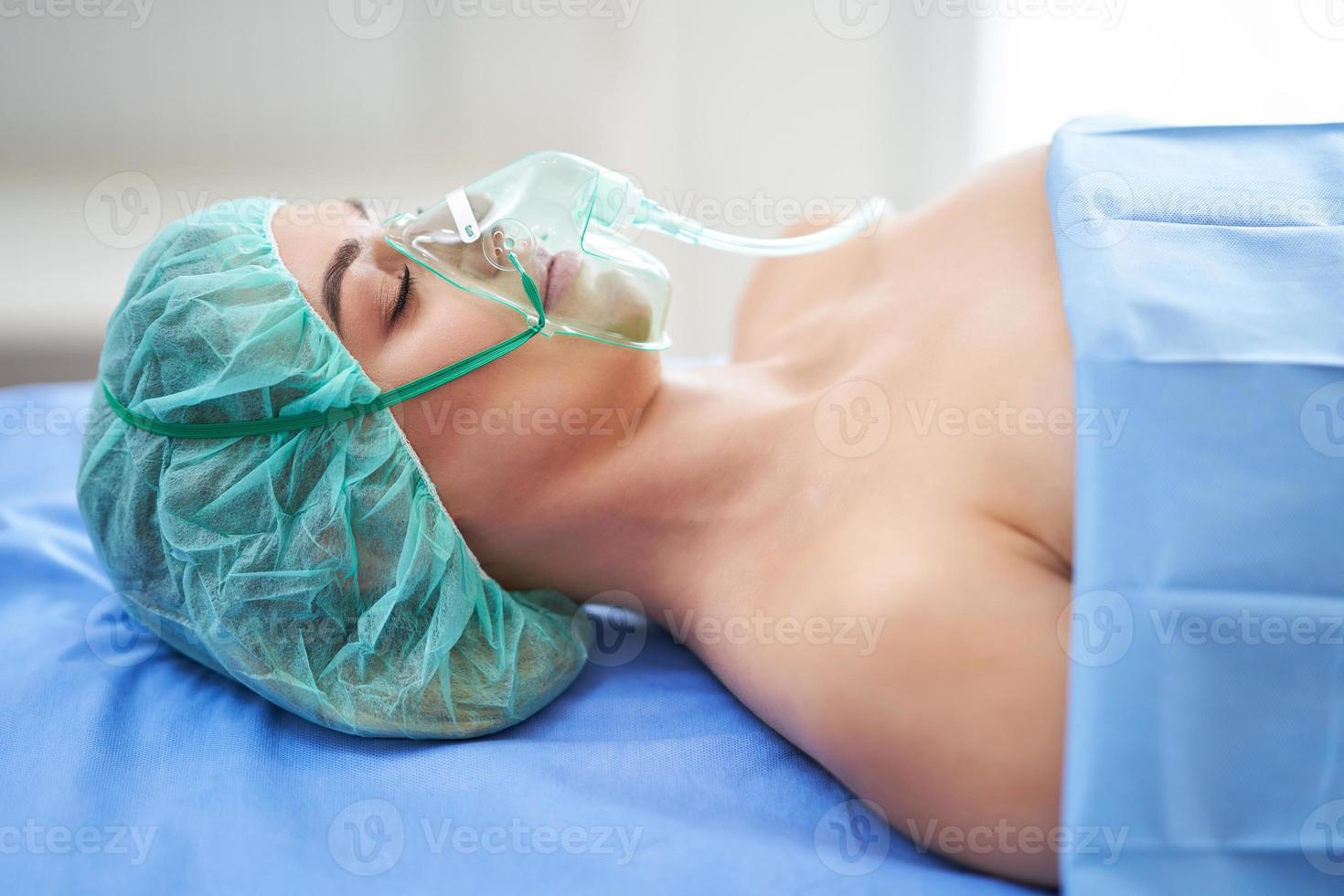 paciente do sexo feminino com terapia respiratória se recuperando no hospital foto
