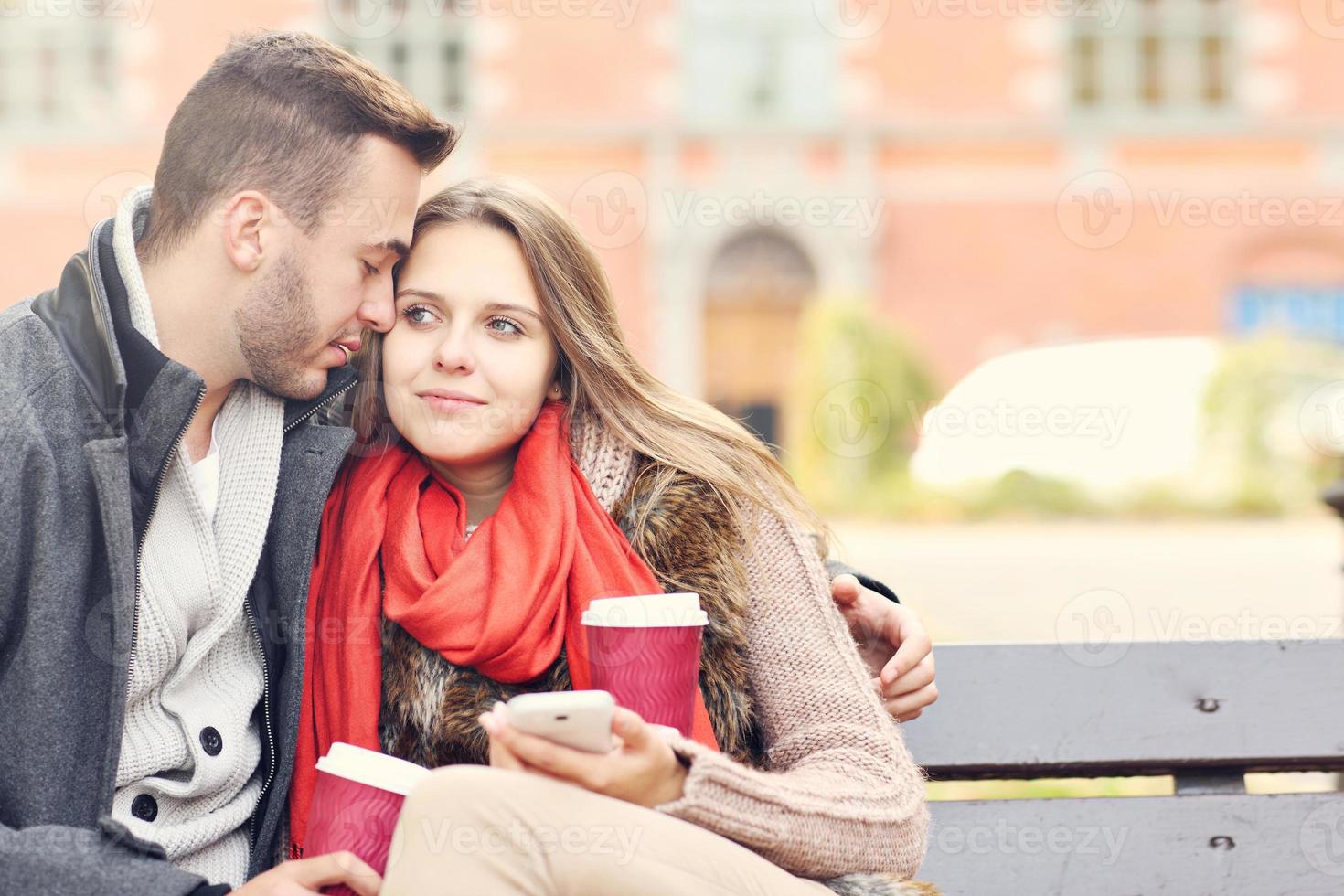 jovem casal romântico na cidade foto