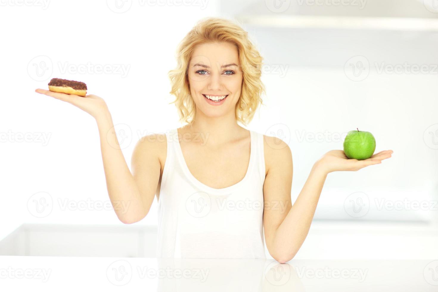 mulher feliz com donut e maçã foto