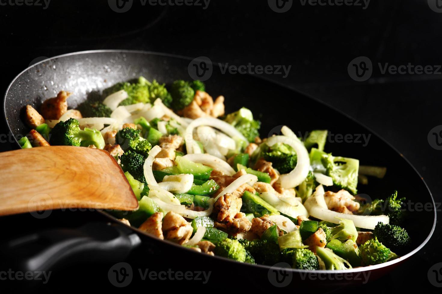 frango e legumes em uma panela foto