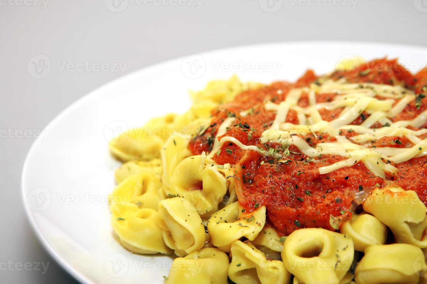 tortellini com molho de tomate foto