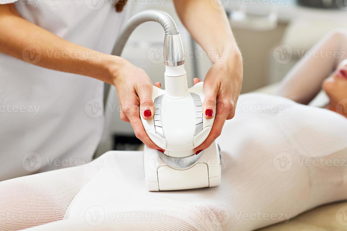 mulher fazendo tratamento abdominal no salão de beleza foto