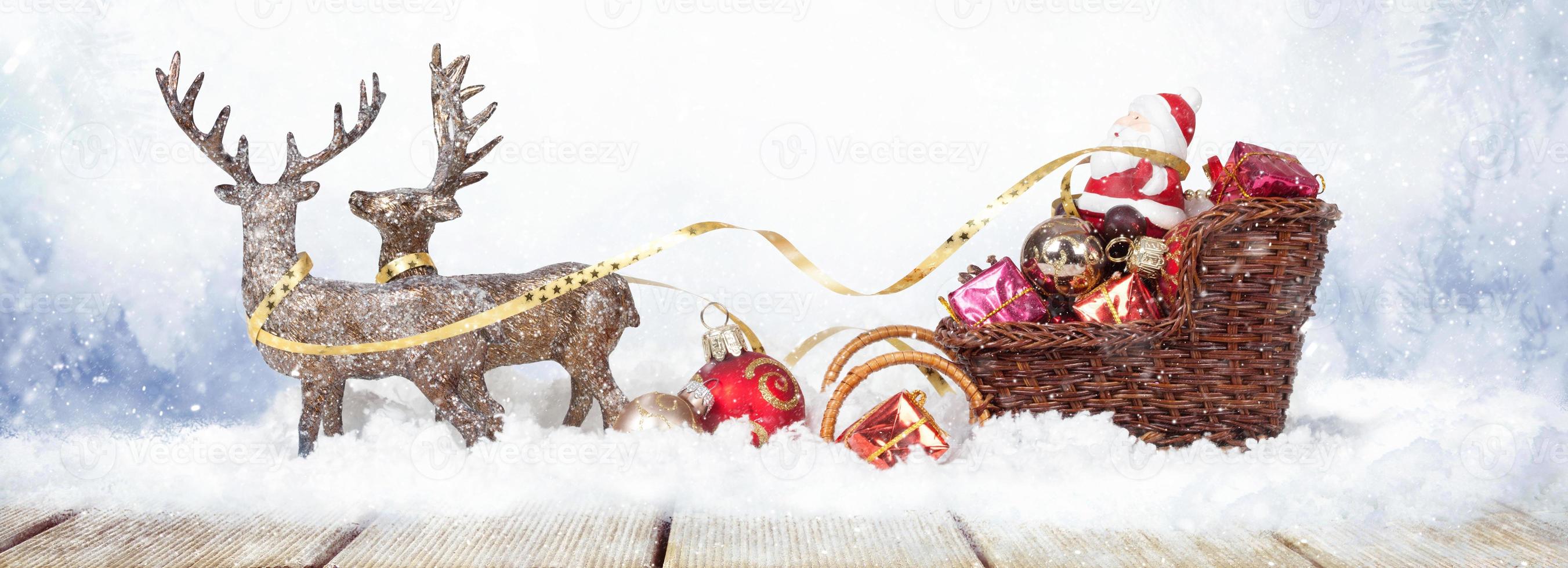 fundo cênico de férias de Natal com mesa de madeira e decoração de Natal. foto