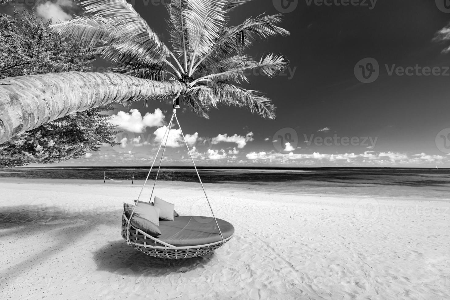 fundo de praia tropical como paisagem de verão com balanço de praia ou rede e areia branca e mar calmo para faixa de praia. férias de cena de praia perfeitas e conceito de férias de verão. processo preto e branco foto