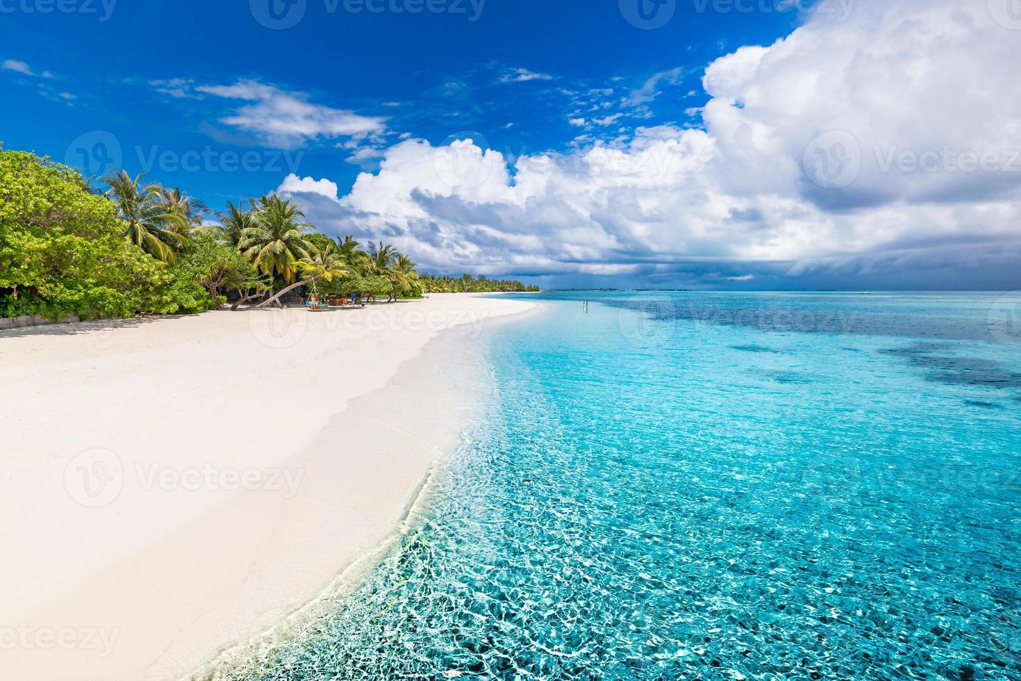 bela praia e natureza tropical. paisagem das ilhas maldivas, incrível mar azul e palmeiras verdes perfeitas. resort de luxo para férias e conceito de férias. fundo de viagem exótica foto