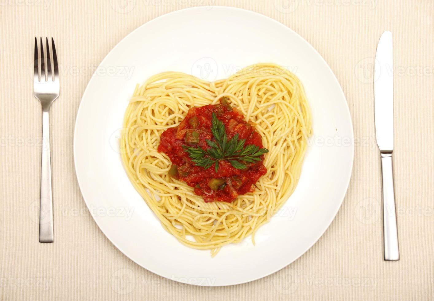 close-up de prato de macarrão espaguete foto
