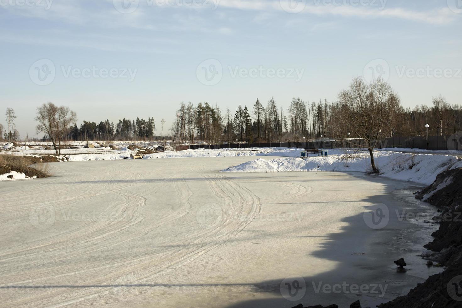 Lago congelado. lagoa na zona rural. paisagem de inverno. foto