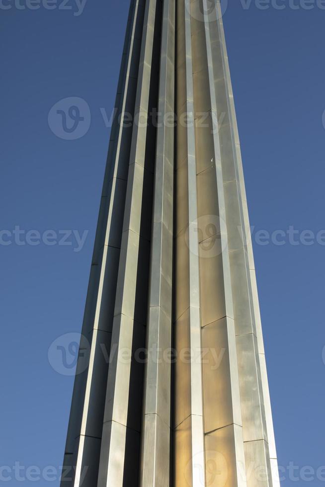 suporte de aço. detalhe de metal contra o céu. foto