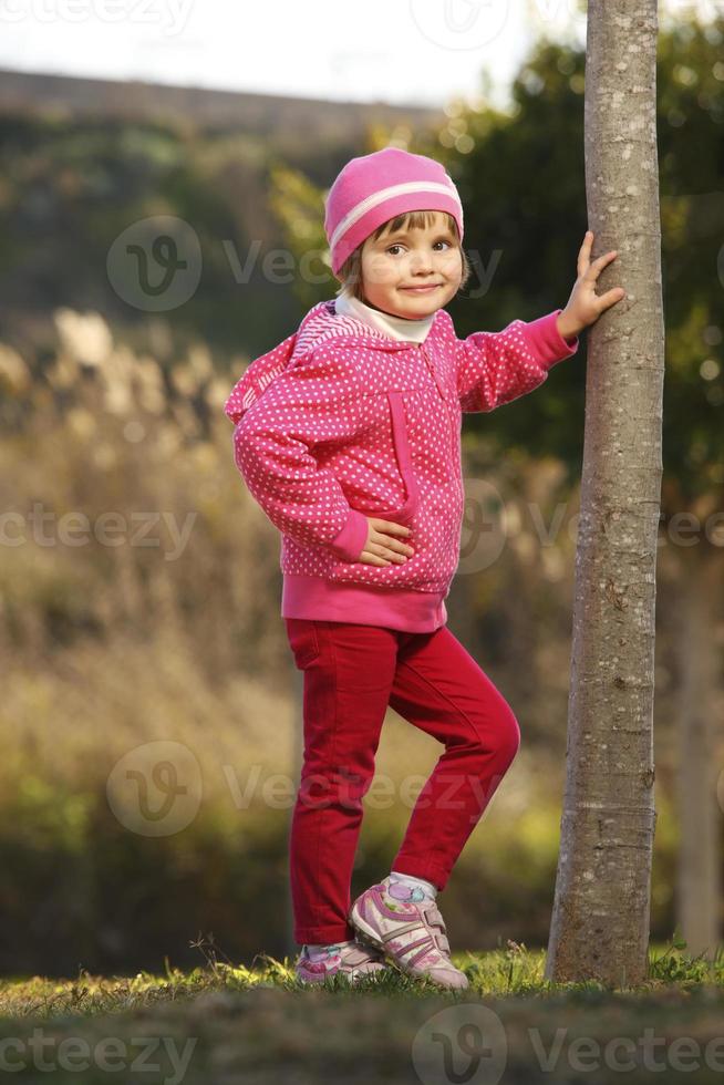 jovem linda garota posando no parque foto