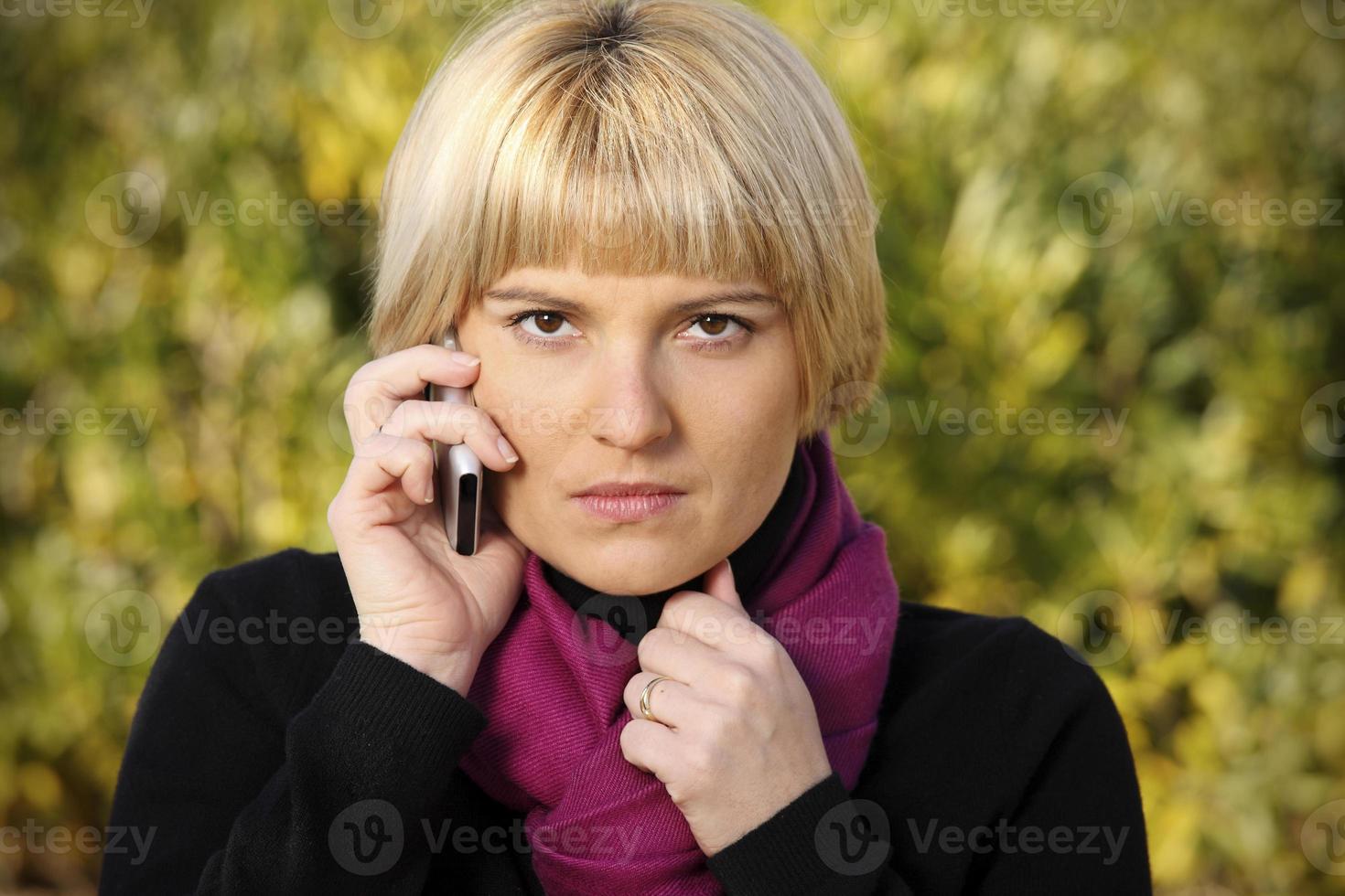 mulher com raiva no telefone foto