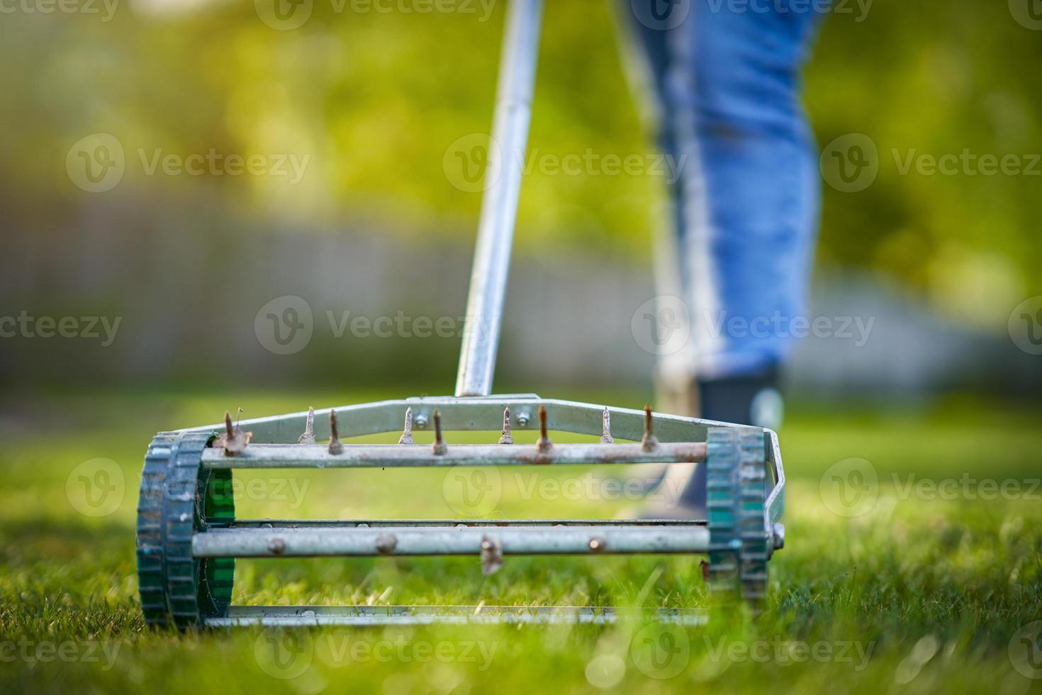 imagem do aerador de grama no gramado verde foto