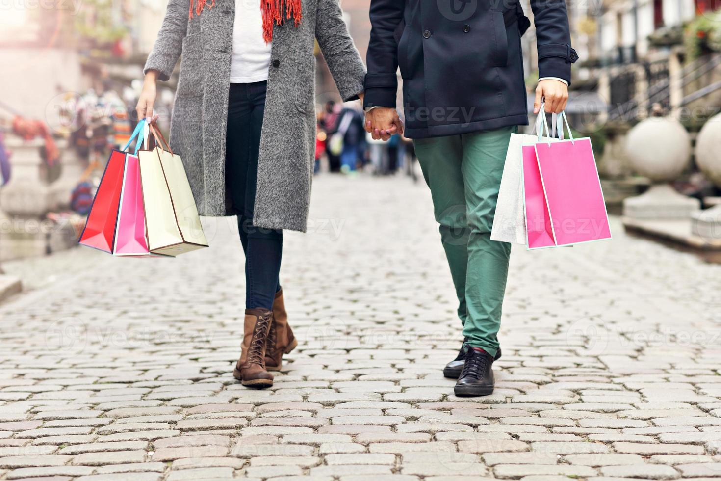 downsection de casal fazendo compras na cidade foto