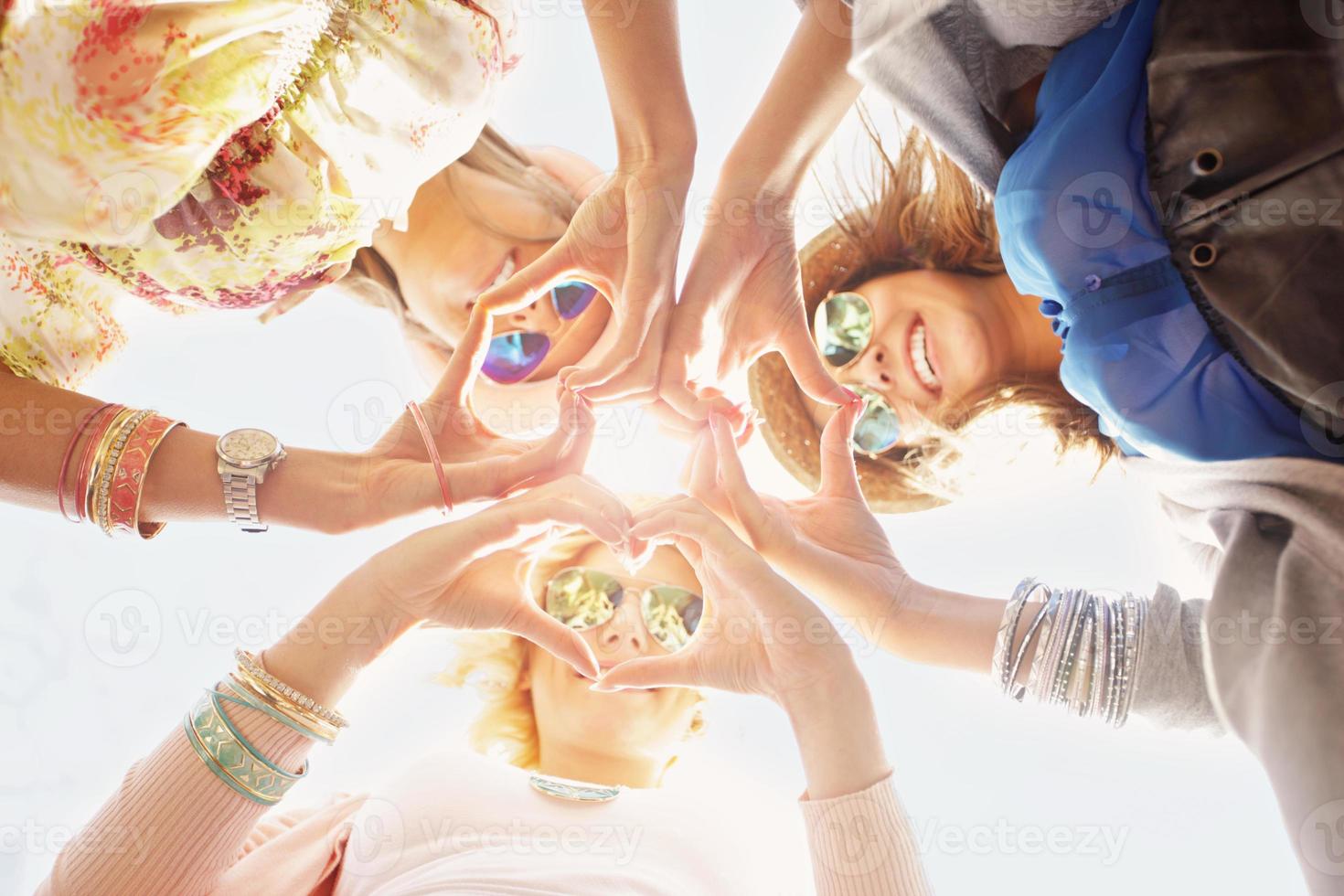 grupo de amigos felizes mostrando corações foto