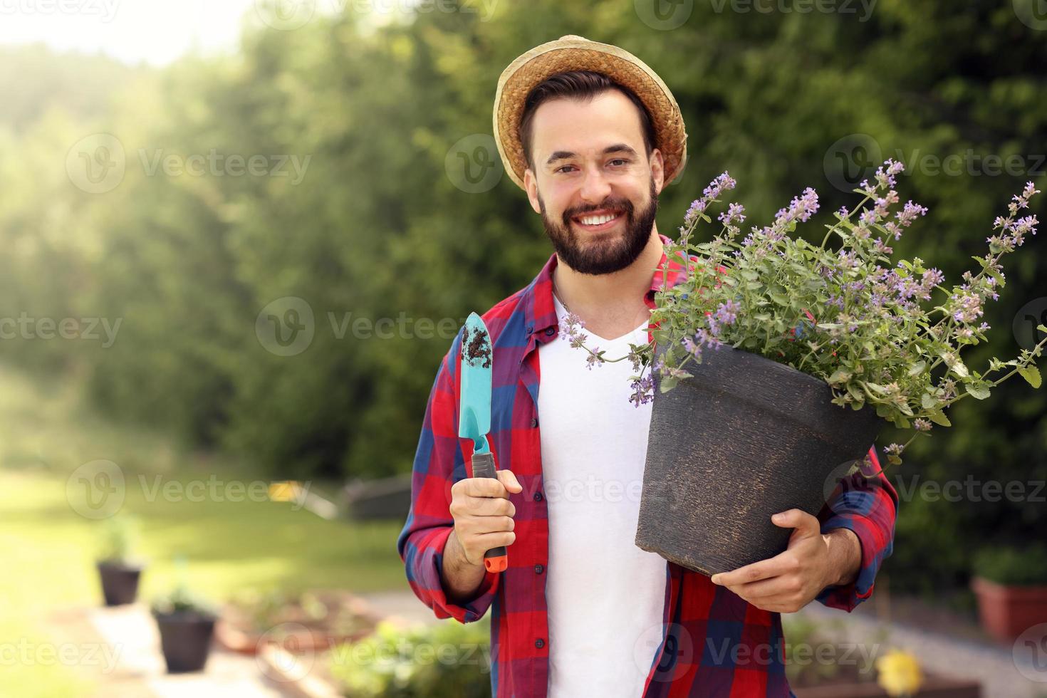 jovem agricultor em seu jardim foto