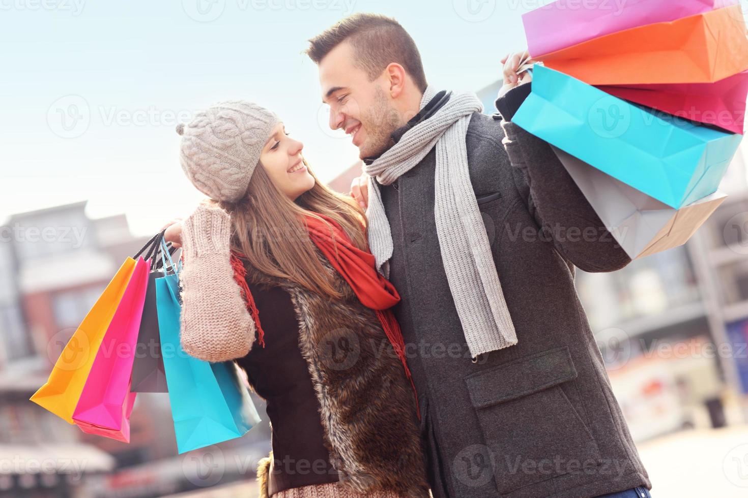 casal em compras de inverno foto