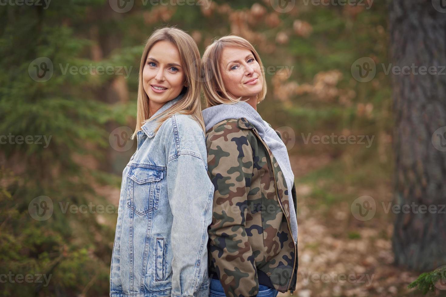 duas amigas ou casal lgnt em madeira foto