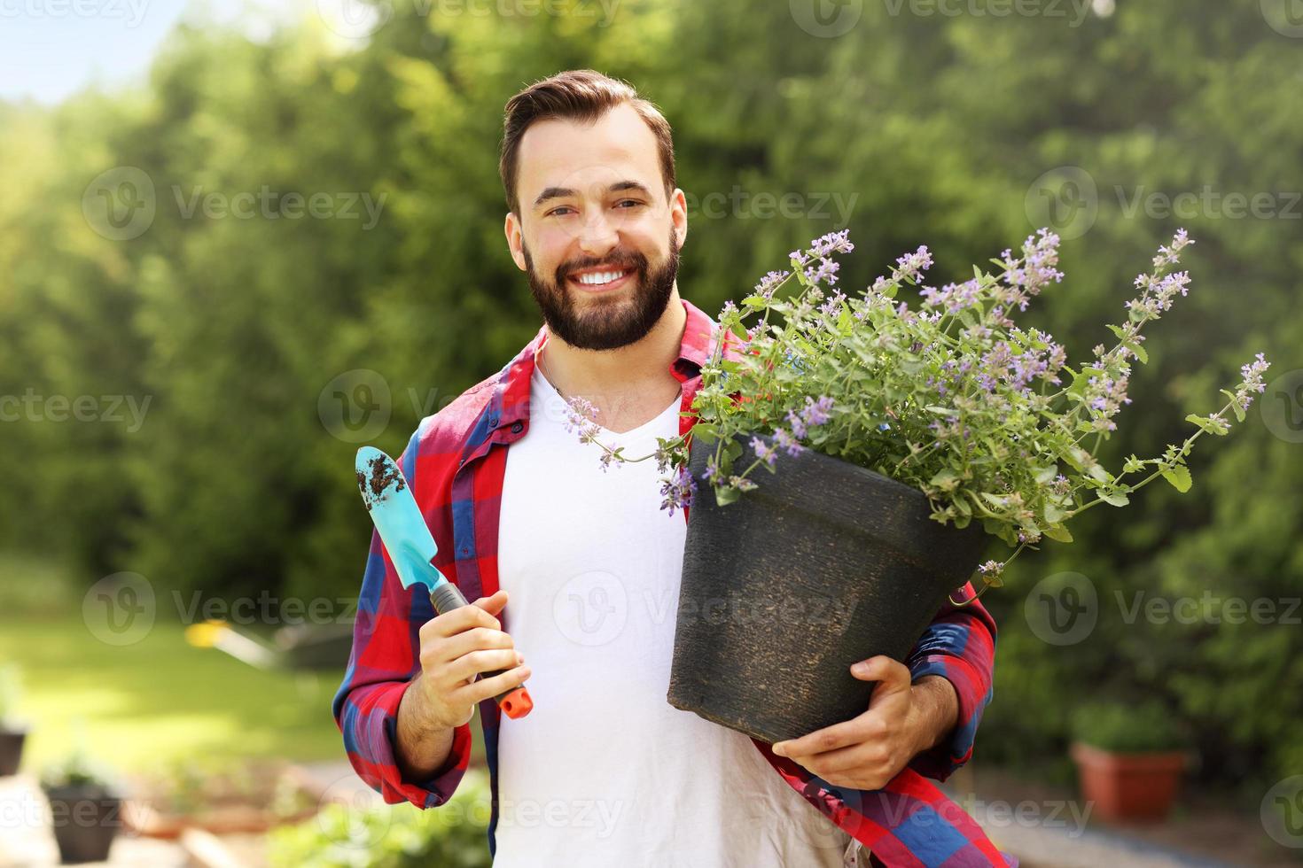 jovem agricultor em seu jardim foto