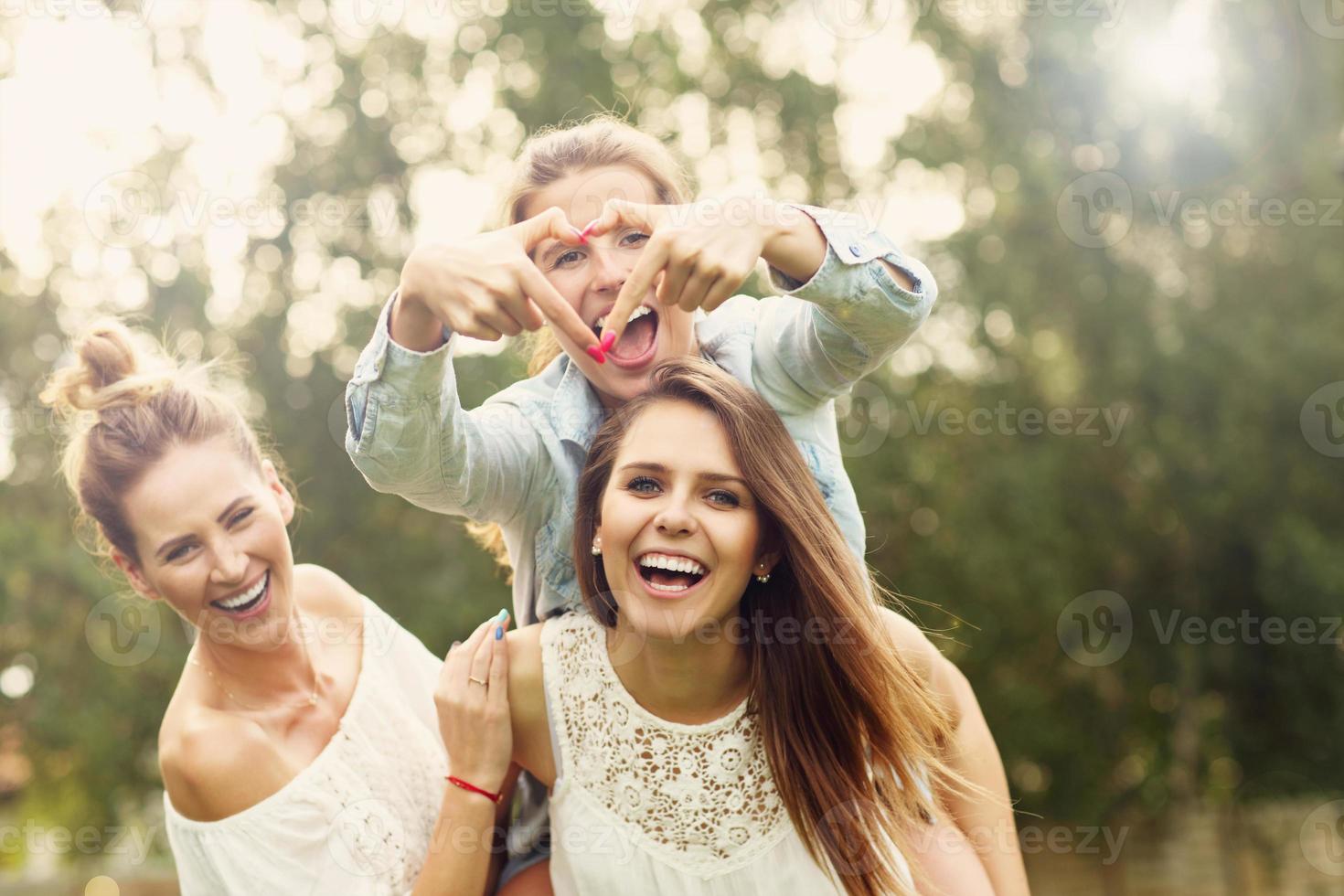 feliz grupo de mulheres ao ar livre foto