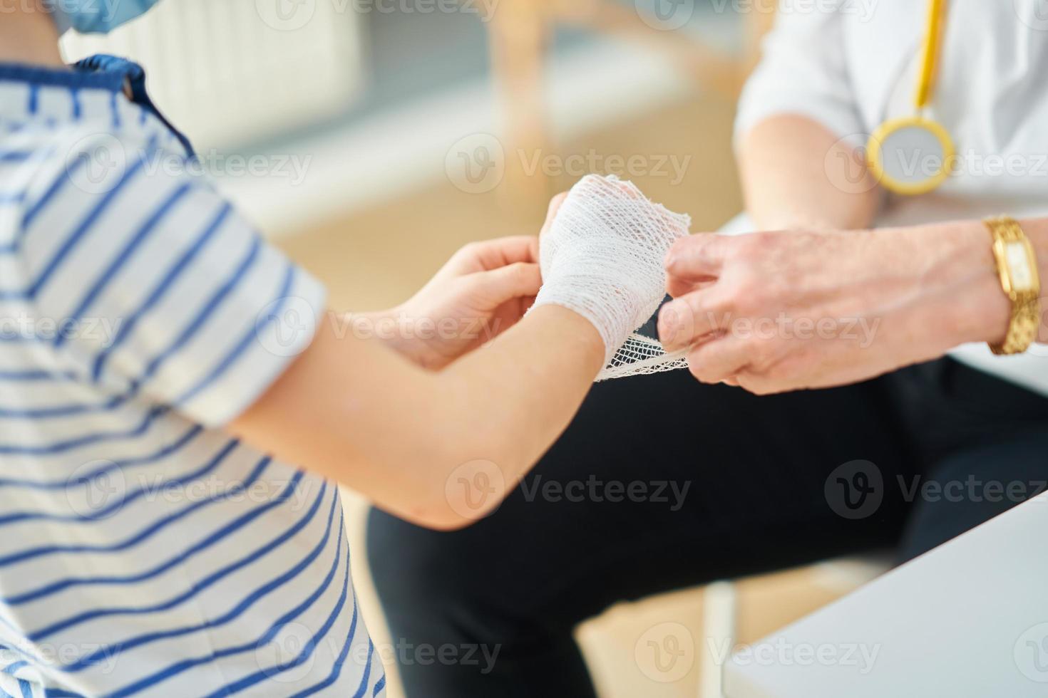 médico pediatra examinando crianças na clínica foto