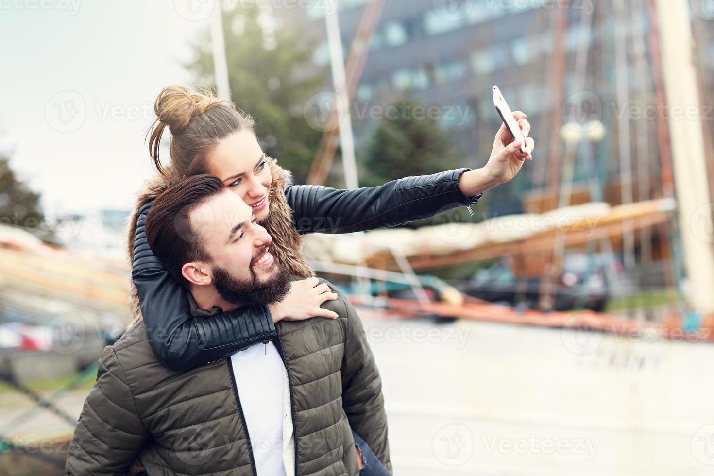 jovem casal tirando selfie foto