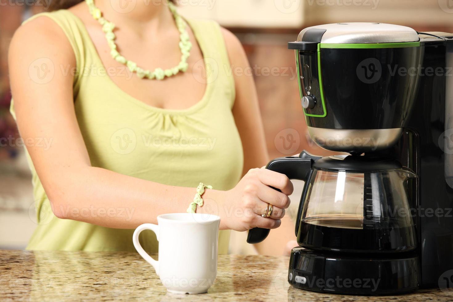 mulher fazendo café com cafeteira foto