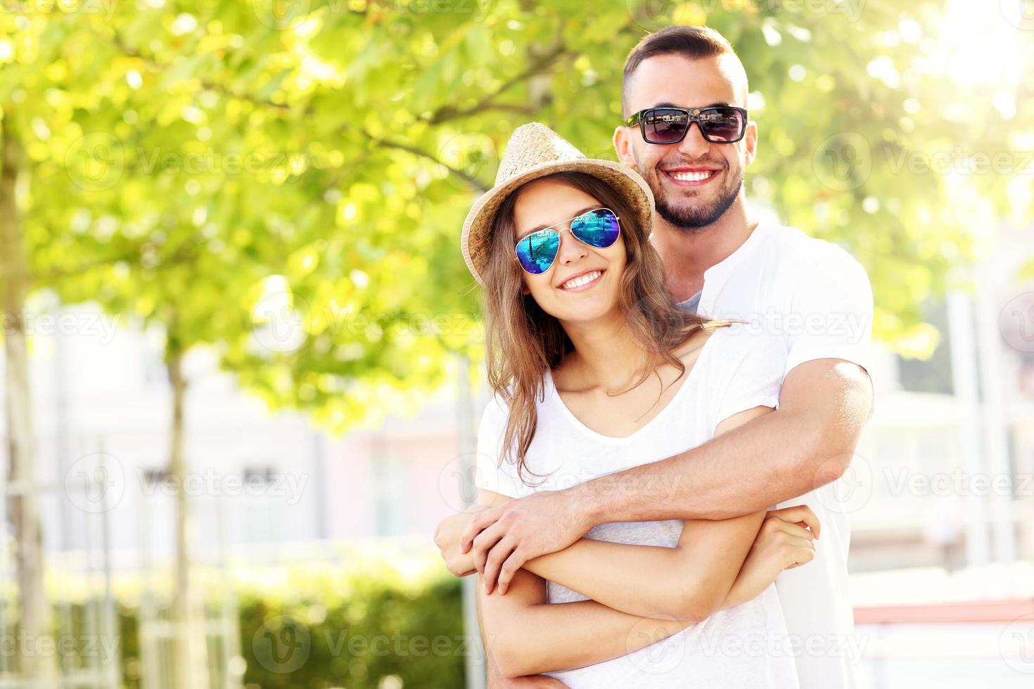 casal feliz no parque foto