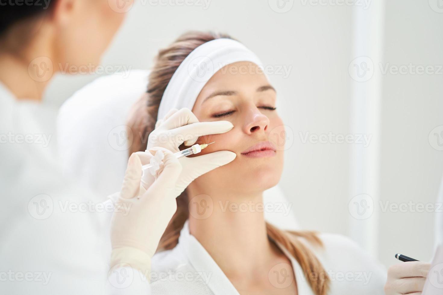 uma cena de injeção de botox de tratamentos de cosmetologia médica. foto