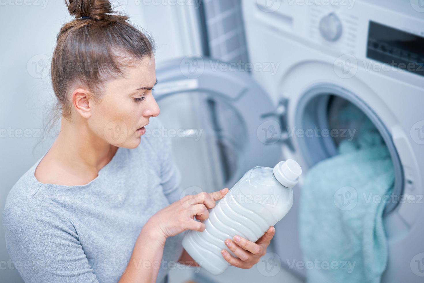 foto de jovem fazendo trabalho de lavanderia