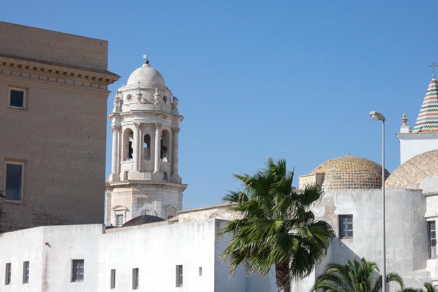 ruas estreitas da cidade velha de cádiz, sul da espanha foto