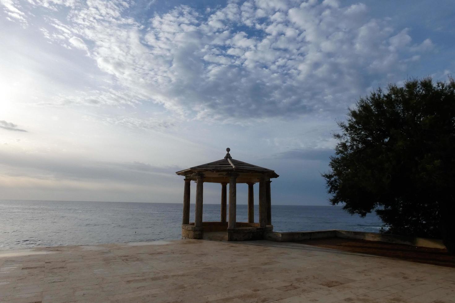 caminho de ronda, uma estrada paralela à costa brava catalã, localizada no mar mediterrâneo, no norte da catalunha, espanha. foto