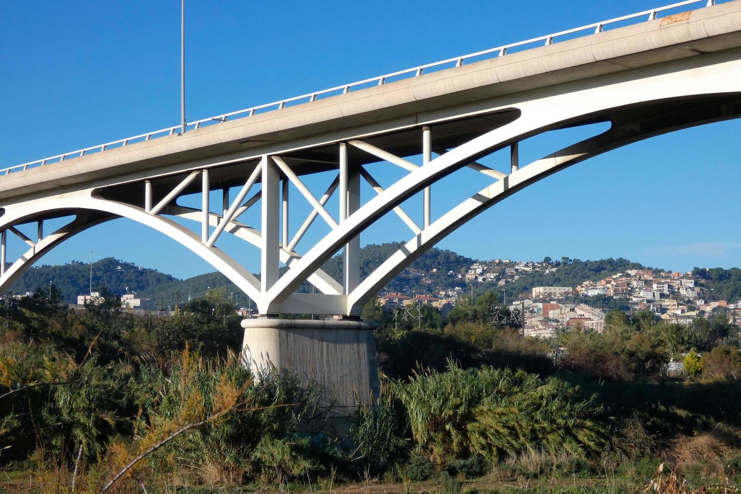ponte moderna sobre um rio, uma façanha da engenharia foto