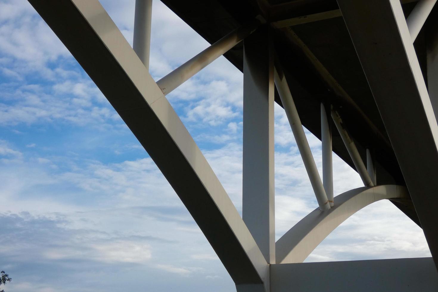 ponte sobre o rio llobregat, obras de engenharia para a passagem de carros, caminhões e ônibus. foto