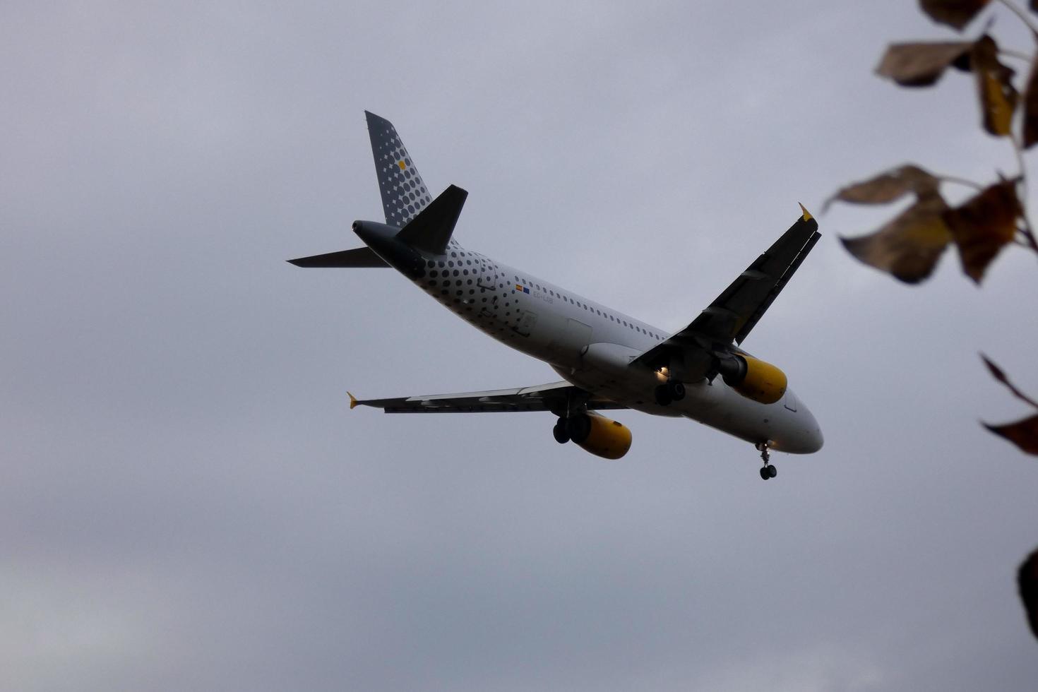 aeronave decolando ou pousando em um aeroporto foto