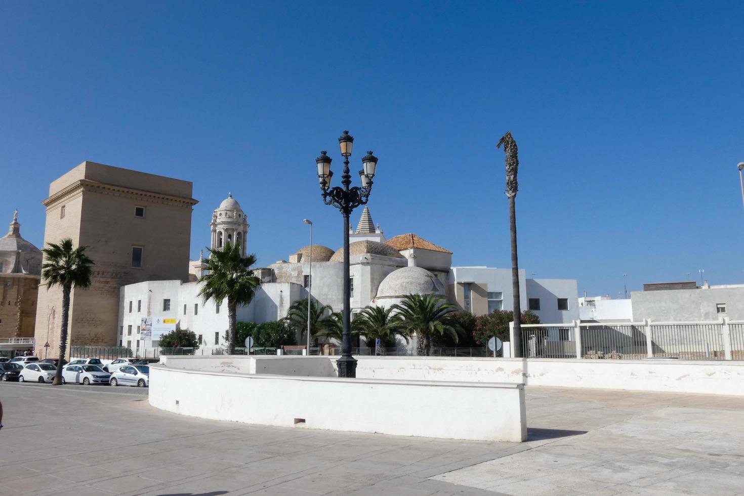 ruas estreitas da cidade velha de cádiz, sul da espanha foto