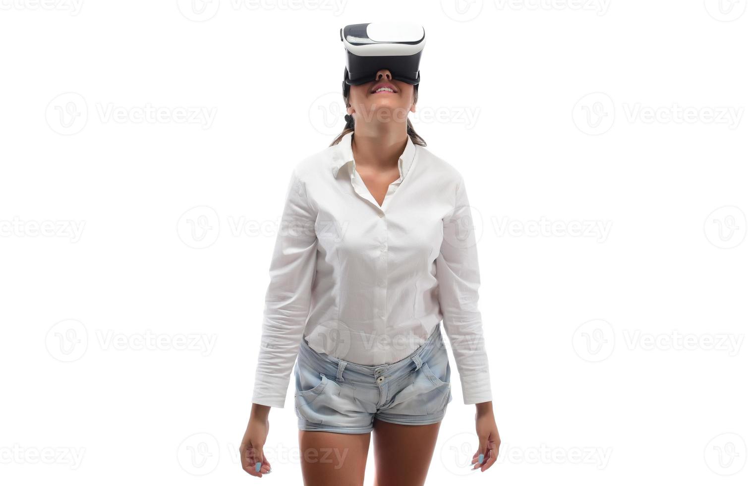 mulher com óculos de realidade virtual. conceito de tecnologia futura. foto