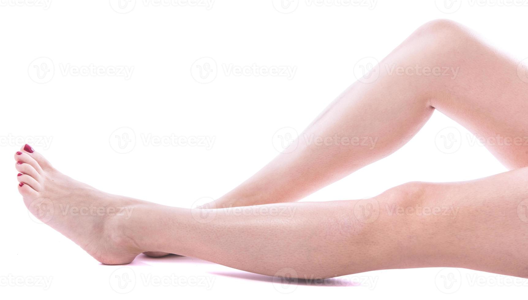 mulher com pernas perfeitas. isolado no fundo branco foto