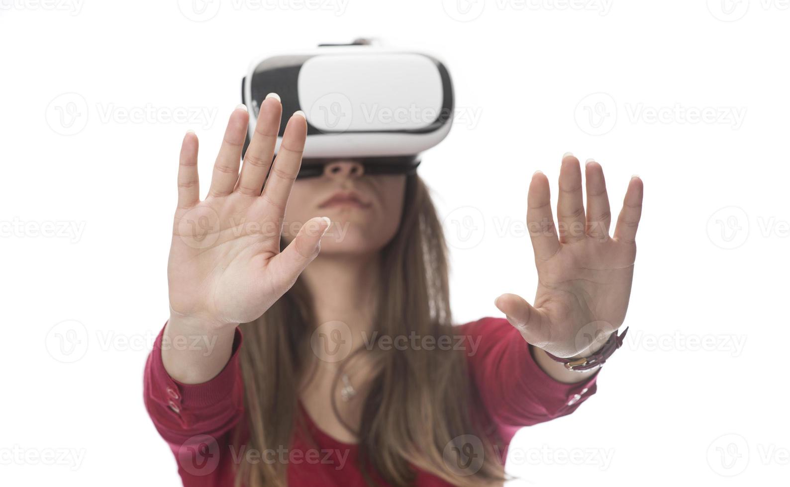 mulher com óculos de realidade virtual. conceito de tecnologia futura. foto