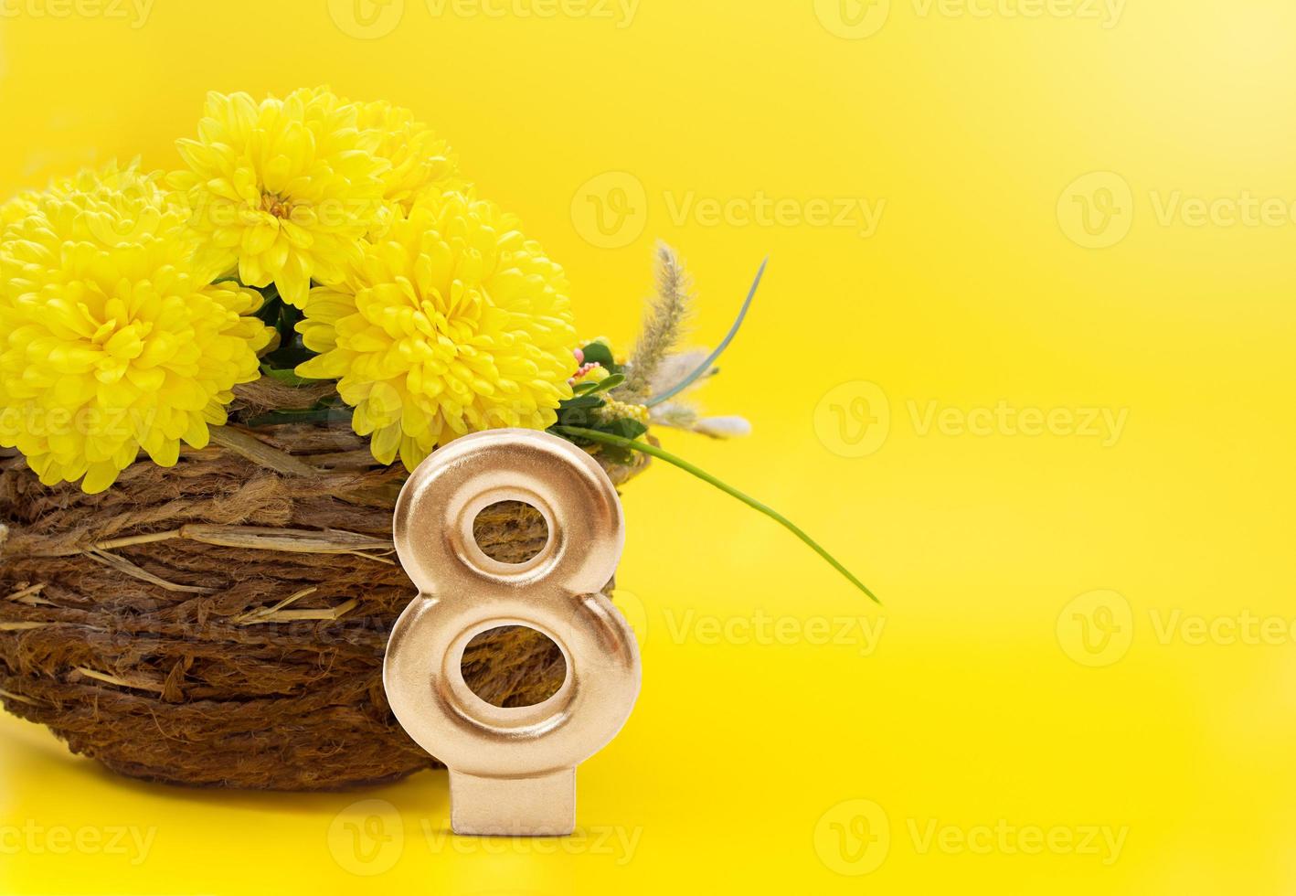 buquê de crisântemos em um vaso de juta e número 8 em um fundo amarelo. presente para o dia internacional da mulher, 8 de março, aniversário. copie o espaço foto