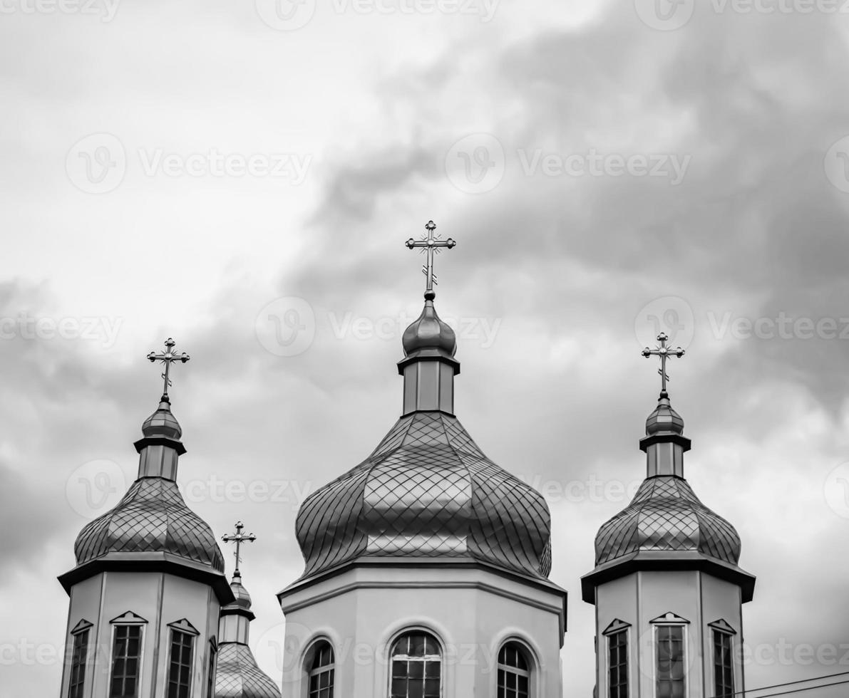 cruz de igreja cristã em torre alta para orações foto