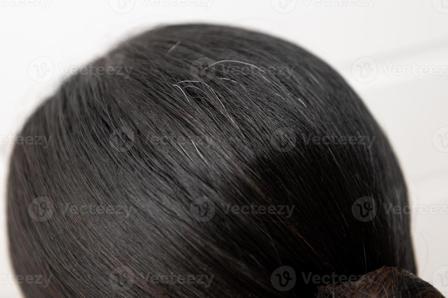 cabelo grisalho close-up na cabeça da mulher, conceito de cuidados de saúde foto