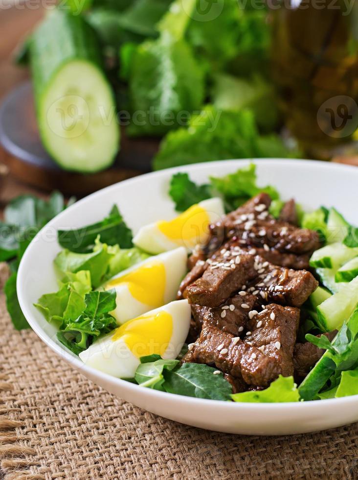 salada com carne picante, pepino e ovos no estilo asiático. foto