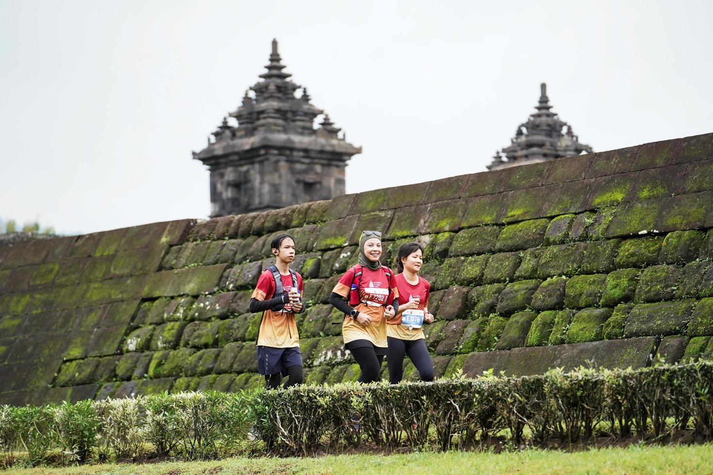 yogyakarta, indonésia - 20 de novembro de 2022, o contingente de corrida do templo de sleman passou pela rota cênica do templo de barong, eles participaram de um concurso de corrida em trilha. foto