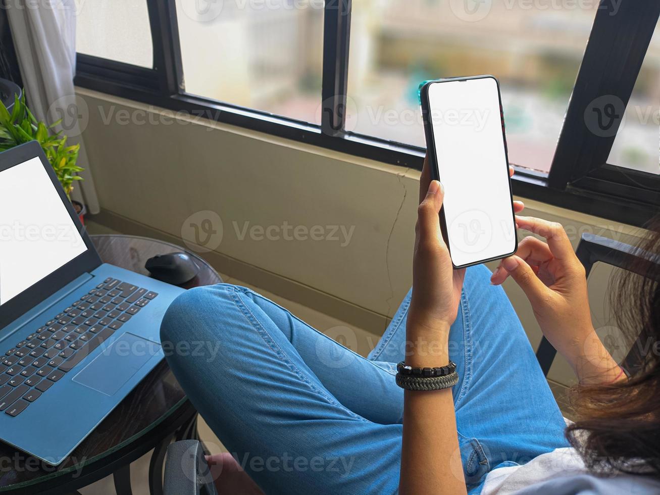 computador, imagem de maquete de telefone de tela em branco com fundo branco para publicidade, mão de mulher usando laptop e celular na mesa em cafe.mockup foto