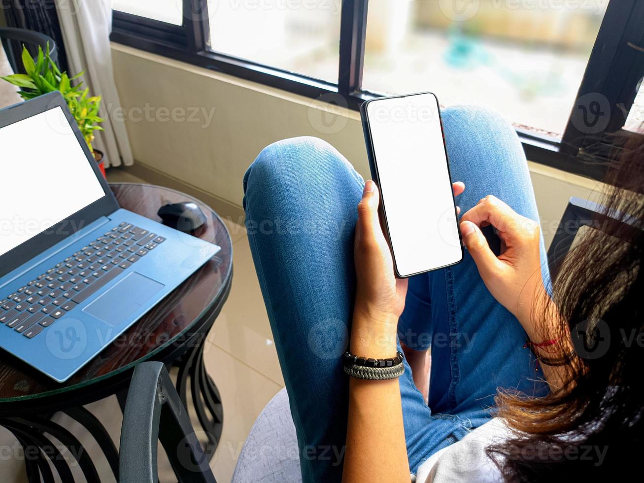 computador, imagem de maquete de telefone de tela em branco com fundo branco para publicidade, mão de mulher usando laptop e celular na mesa em cafe.mockup foto