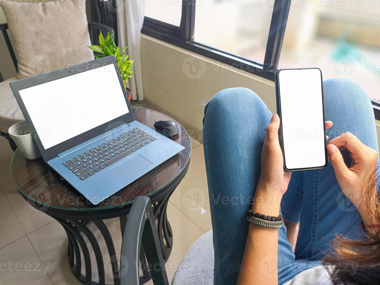 computador, imagem de maquete de telefone de tela em branco com fundo branco para publicidade, mão de mulher usando laptop e celular na mesa em cafe.mockup foto