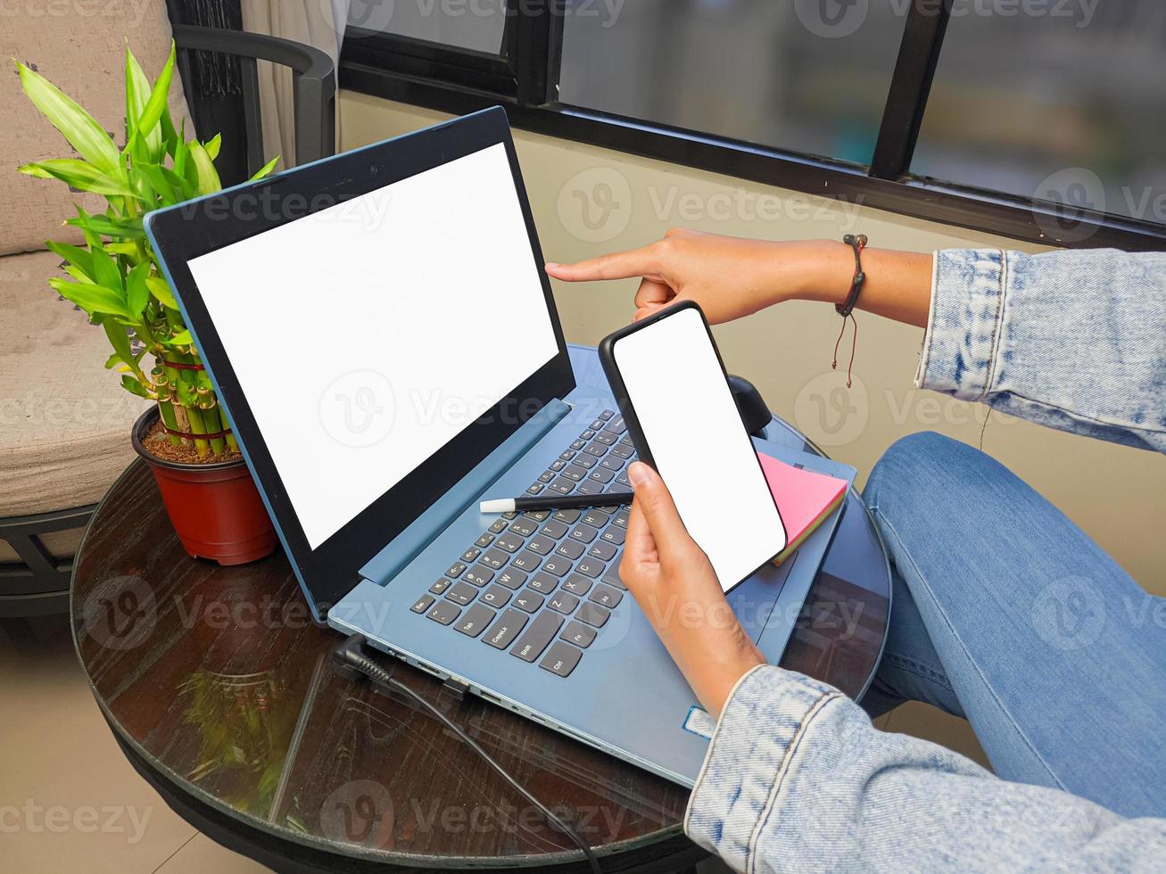 computador, imagem de maquete de telefone de tela em branco com fundo branco para publicidade, mão de mulher usando laptop e celular na mesa em cafe.mockup foto